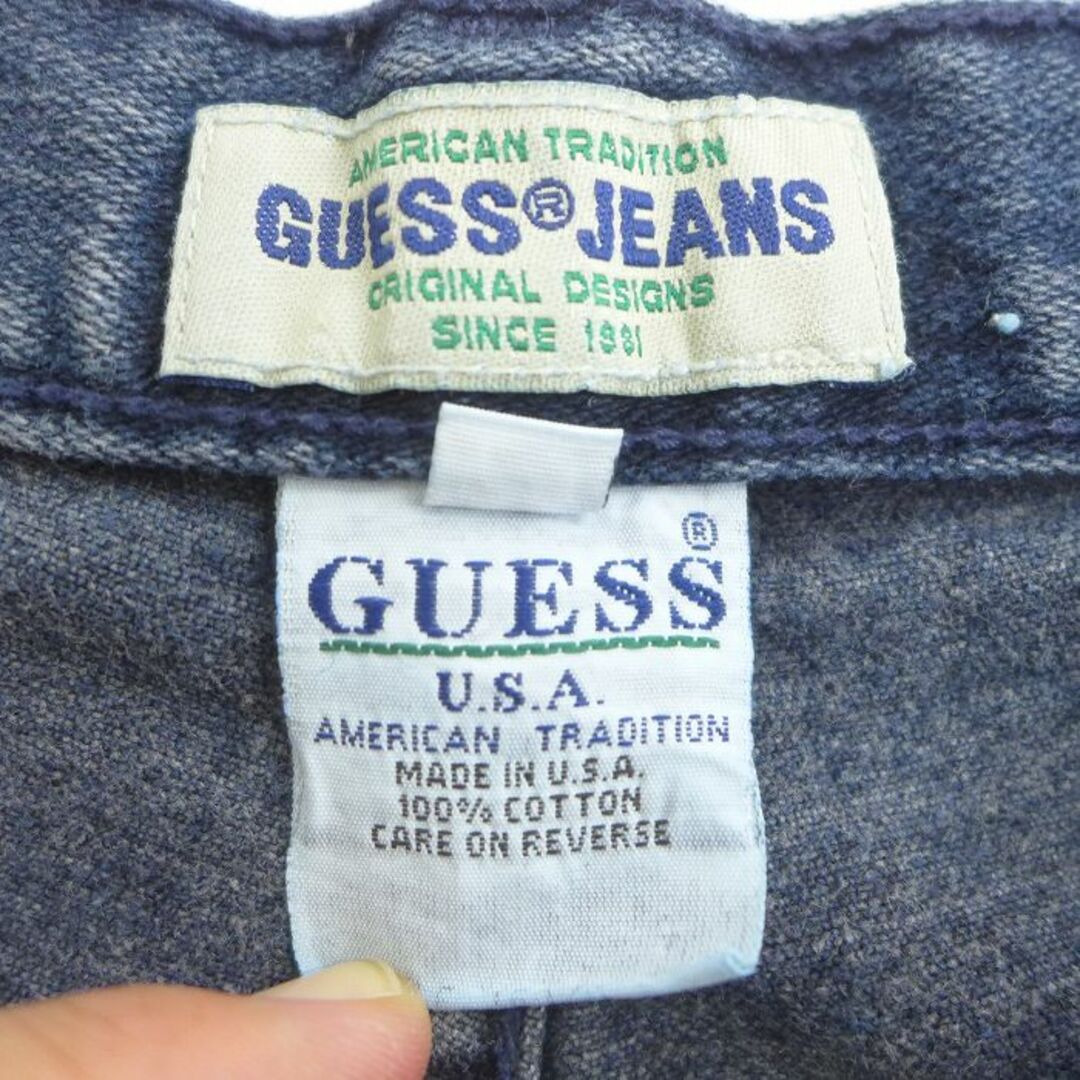 GUESS(ゲス)のW29★古着 ゲス GUESS ブランド ショート パンツ ショーツ メンズ 90年代 90s ワンポイントロゴ コットン USA製 紺 ネイビー デニム 22jun23 中古 ボトムス 短パン ショーパン ハーフ メンズのパンツ(ワークパンツ/カーゴパンツ)の商品写真