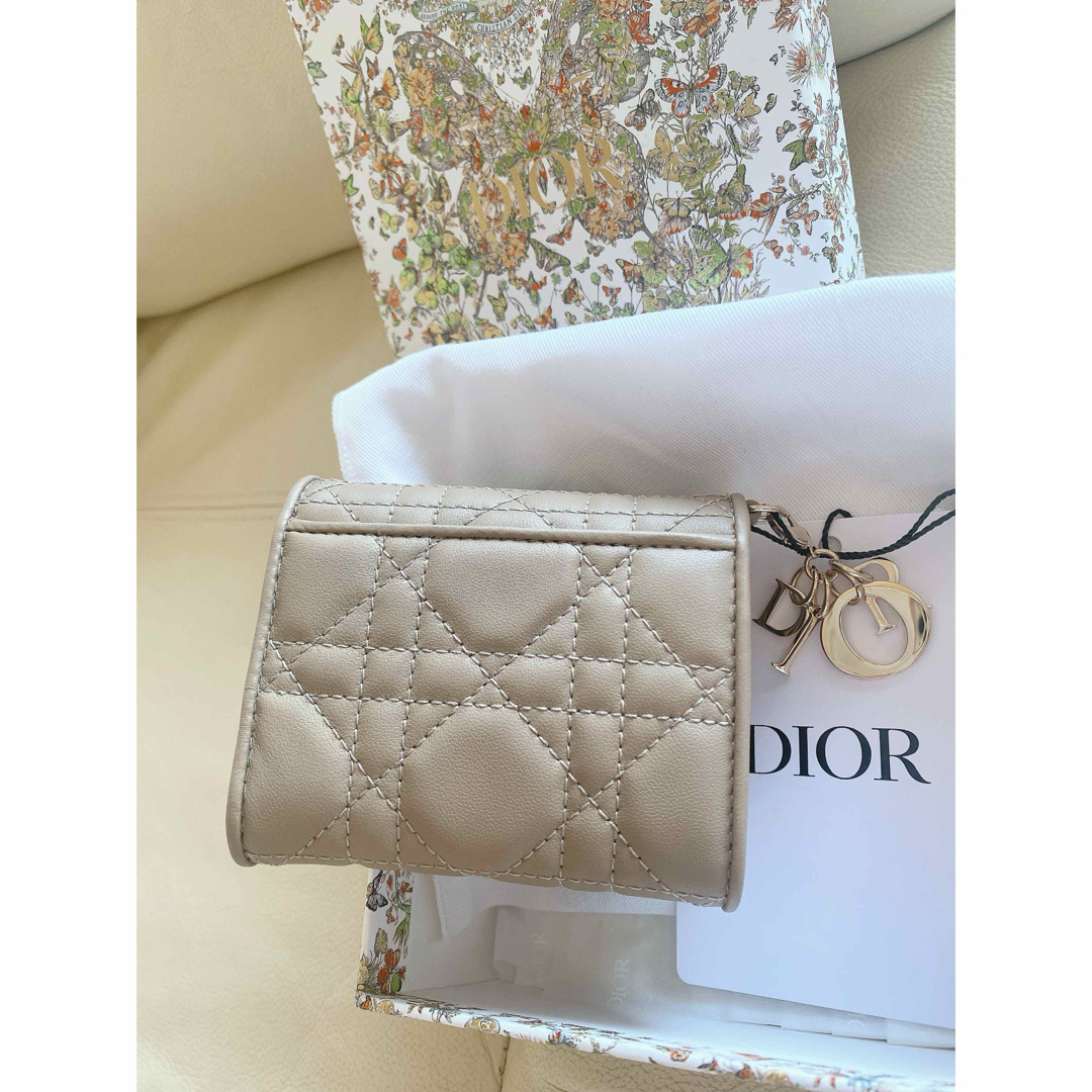 Dior(ディオール)の新品 未使用 Dior ロータスウォレット カナージュラムスキン タグ付き レディースのファッション小物(財布)の商品写真