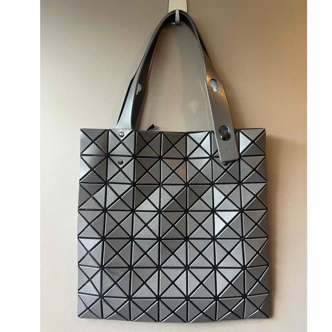 BaoBaoIsseyMiyake(バオバオイッセイミヤケ)のBAO BAO ISSEY MIYAKE PRISM MATTE グレー レディースのバッグ(トートバッグ)の商品写真