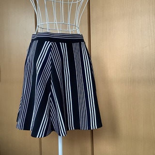 エイチアンドエム(H&M)の【新品タグ付き】スカート(ひざ丈スカート)