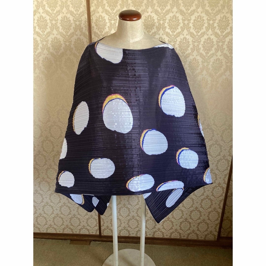 PLEATS PLEASE ISSEY MIYAKE(プリーツプリーズイッセイミヤケ)のプリーツプリーズ　ストール　BEAN DOTS MADAME-T レディースのトップス(ボレロ)の商品写真