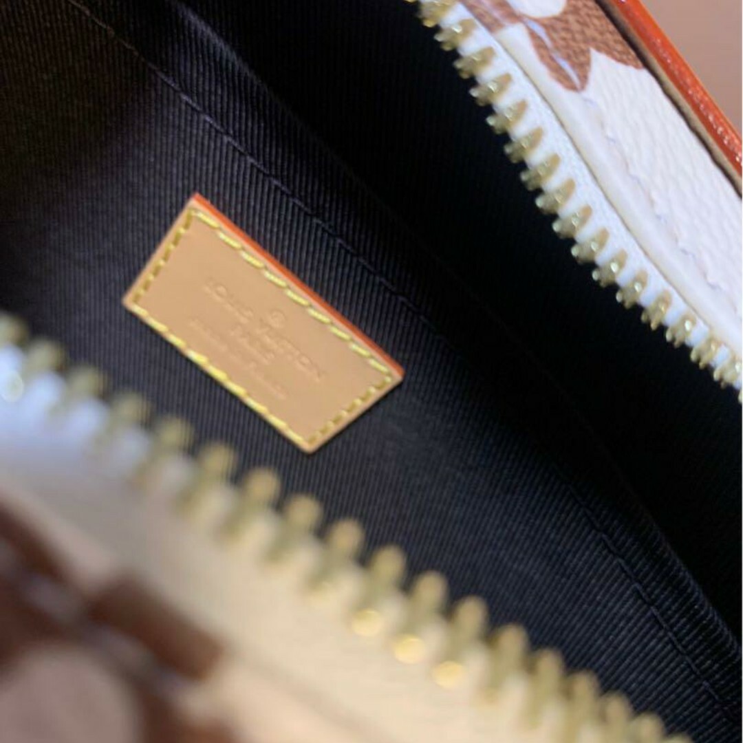 LOUIS VUITTON(ルイヴィトン)のルイヴィトン エンベロップ・メッセンジャー 伊勢丹新宿限定 メンズのバッグ(ショルダーバッグ)の商品写真