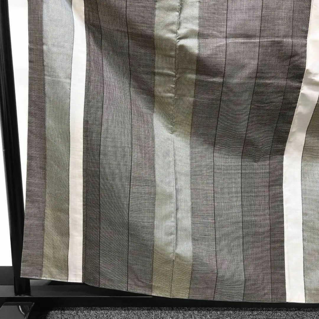 大島紬　縦縞　ブラウン　ホワイト　小紋　着物　024w レディースの水着/浴衣(その他)の商品写真