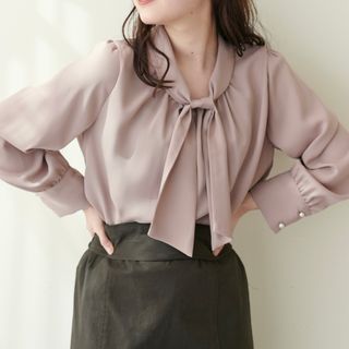 ナチュラルクチュール(natural couture)の袖口パールノット結びボータイブラウス(シャツ/ブラウス(長袖/七分))