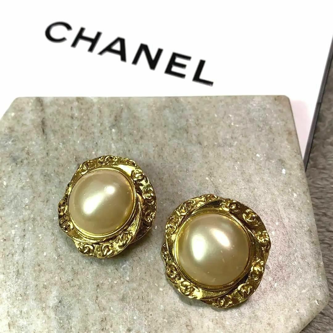 CHANEL(シャネル)の【美品】CHANELシャネル  カメリア　フェイクパール　イヤリング レディースのアクセサリー(イヤリング)の商品写真