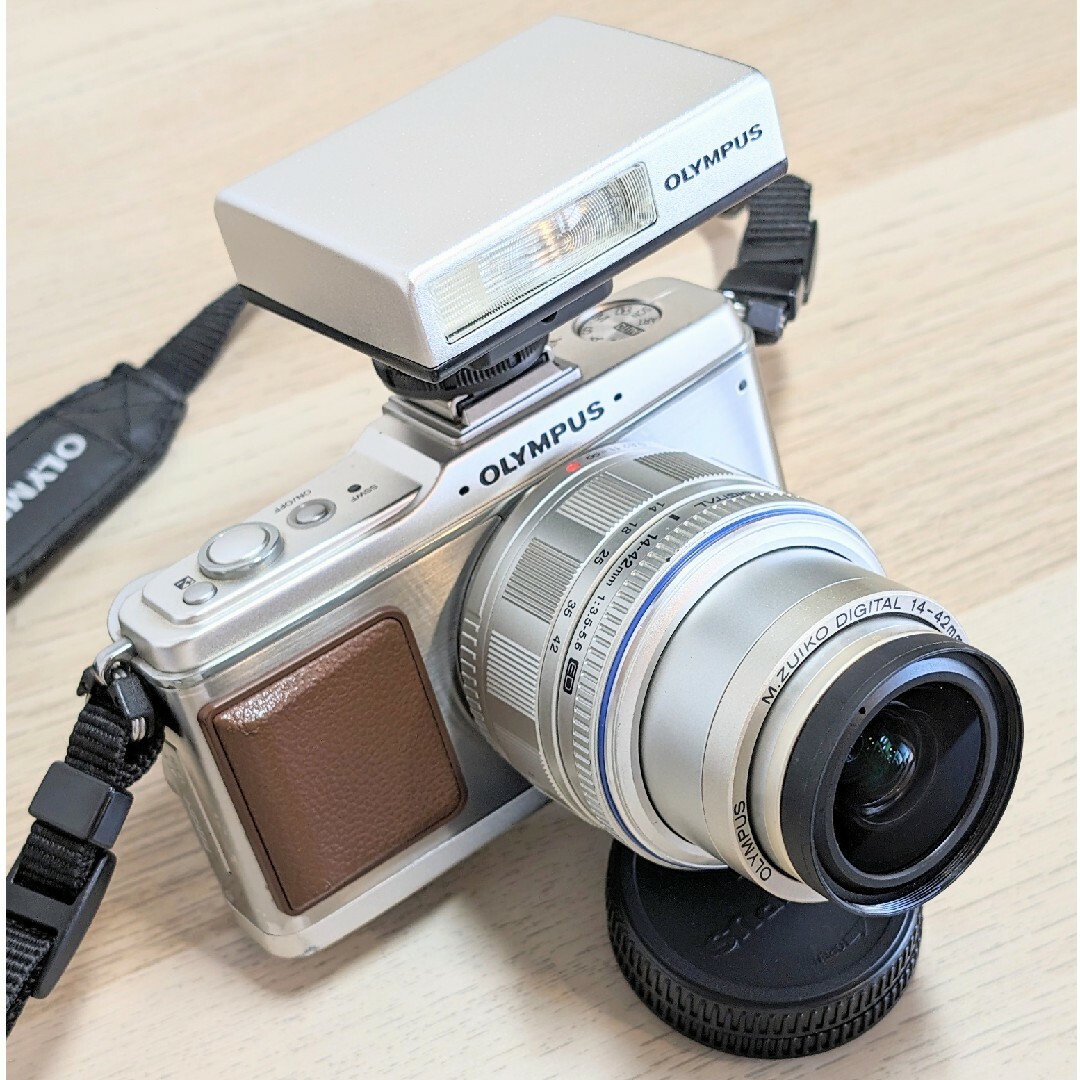 OLYMPUS(オリンパス)のOLYMPUS PEN E-P2 ミラーレス一眼　FS-FL14 フラッシュ付き スマホ/家電/カメラのカメラ(ミラーレス一眼)の商品写真