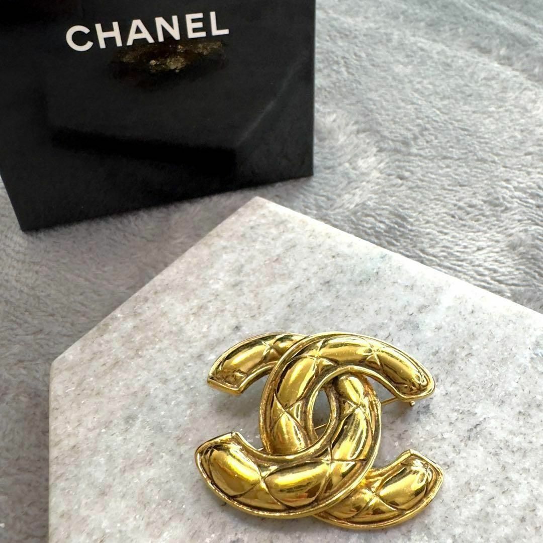 CHANEL(シャネル)の【美品】 CHANELシャネル ココマーク マトラッセ キルティング ブローチ レディースのアクセサリー(ブローチ/コサージュ)の商品写真