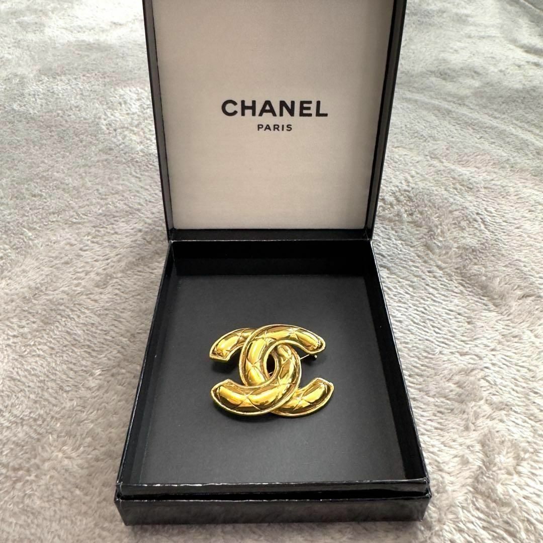 CHANEL(シャネル)の【美品】 CHANELシャネル ココマーク マトラッセ キルティング ブローチ レディースのアクセサリー(ブローチ/コサージュ)の商品写真