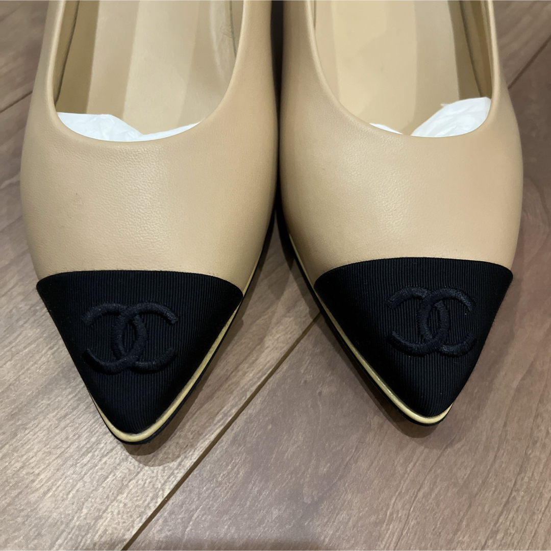 CHANEL(シャネル)の新品 CHANEL シャネル パンプス バイカラー  ココマーク 37 1/2 レディースの靴/シューズ(ハイヒール/パンプス)の商品写真