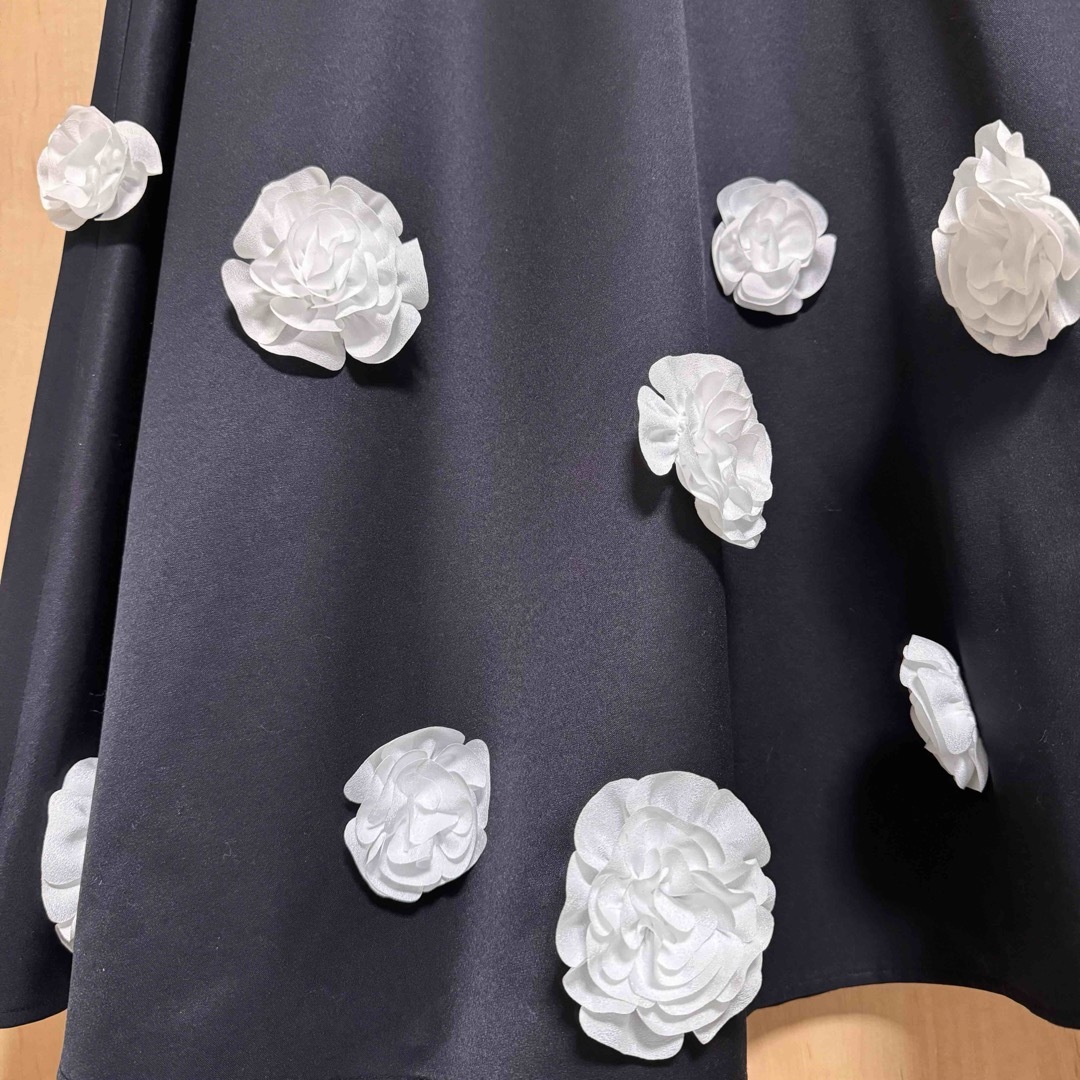 VIAGGIO BLU(ビアッジョブルー)の最終値下★ビアッジョブルー カメリアモチーフスカート 立体 お花 フラワー 3D レディースのスカート(ロングスカート)の商品写真