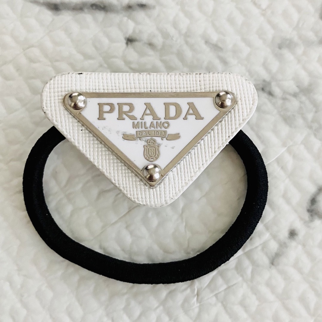 PRADA(プラダ)のPRADA  ヘアゴム　ホワイト レディースのヘアアクセサリー(ヘアゴム/シュシュ)の商品写真