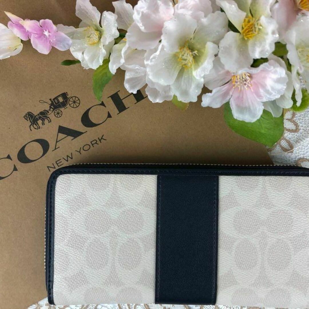 COACH コーチ ホワイト × ネイビー シグネチャー ストライプ レディースのファッション小物(財布)の商品写真