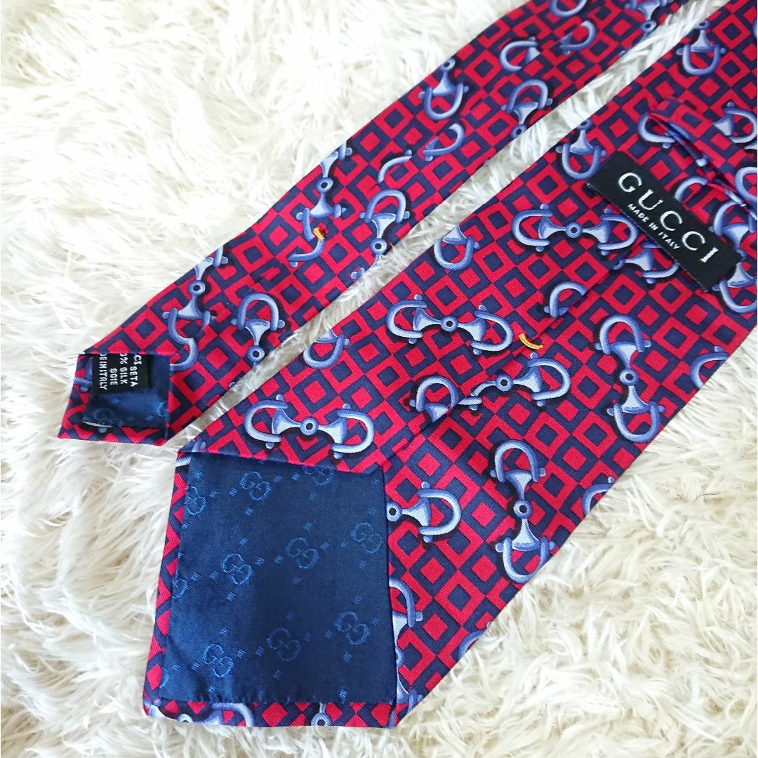 Gucci(グッチ)のグッチ ネクタイ　総柄　レッド×ネイビー　ホースビット柄　レギュラータイ　絹 メンズのファッション小物(ネクタイ)の商品写真