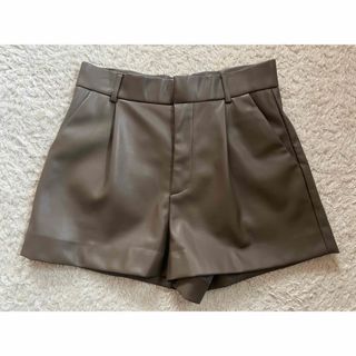 ザラ(ZARA)のZARA フェイクレザー ショートパンツ(ショートパンツ)