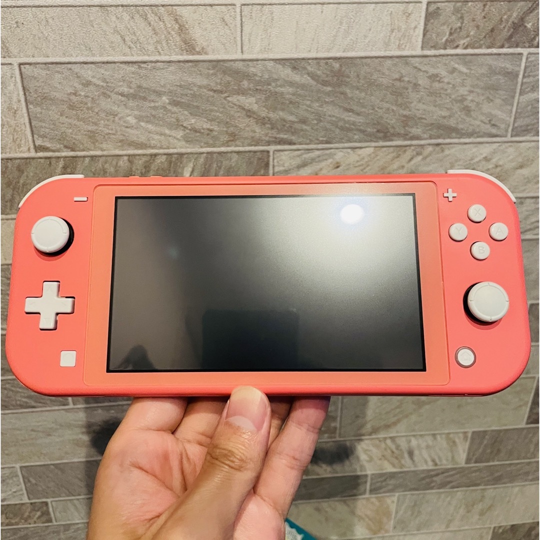 Nintendo Switch(ニンテンドースイッチ)のSwitch lite コーラル エンタメ/ホビーのゲームソフト/ゲーム機本体(携帯用ゲーム機本体)の商品写真