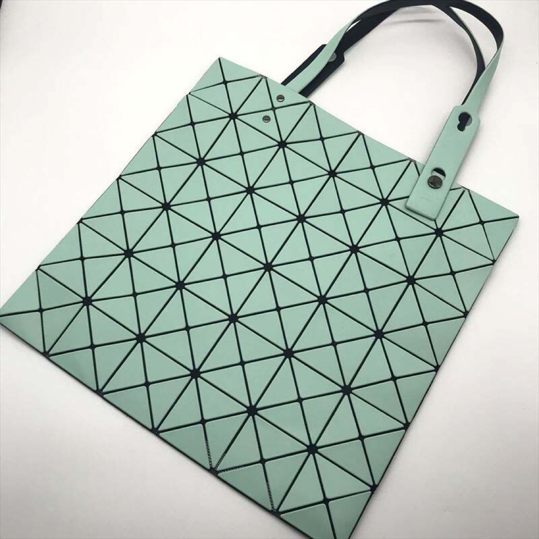 BaoBaoIsseyMiyake(バオバオイッセイミヤケ)の新品未使用　バオバオイッセイミヤケ　トートバッグ　グリーン　6✖️6 レディースのバッグ(トートバッグ)の商品写真