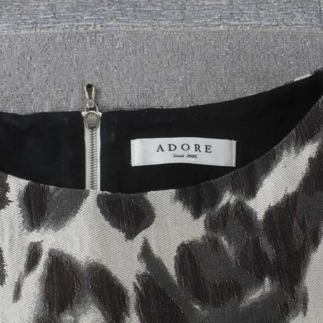 ADORE(アドーア)のアドーア ワンピース ひざ丈 フレア 切替 レオパード 38 シルバーカラー レディースのワンピース(ひざ丈ワンピース)の商品写真