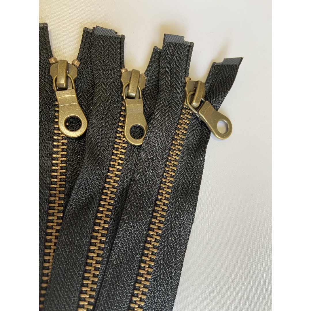 YKK 金属 オープンファスナー アンティークゴールド 黒5号42㎝ 3本 ハンドメイドの素材/材料(各種パーツ)の商品写真