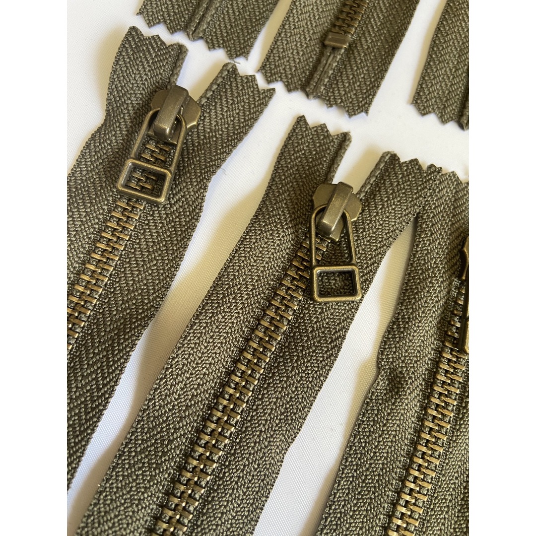 YKK金属ファスナー カーキ系 アンティークゴールド 5号 16㎝ 20本 ハンドメイドの素材/材料(各種パーツ)の商品写真