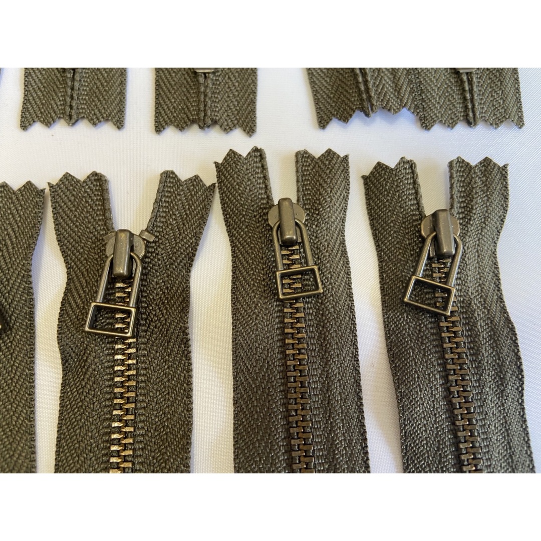 YKK金属ファスナー カーキ系 アンティークゴールド12㎝ 20本 ハンドメイドの素材/材料(各種パーツ)の商品写真