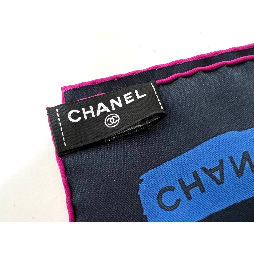 CHANEL(シャネル)のCHANEL シャネル ショール スカーフ シルク 100% グレー ネイビー 90×90cm 美品 レディースのファッション小物(バンダナ/スカーフ)の商品写真