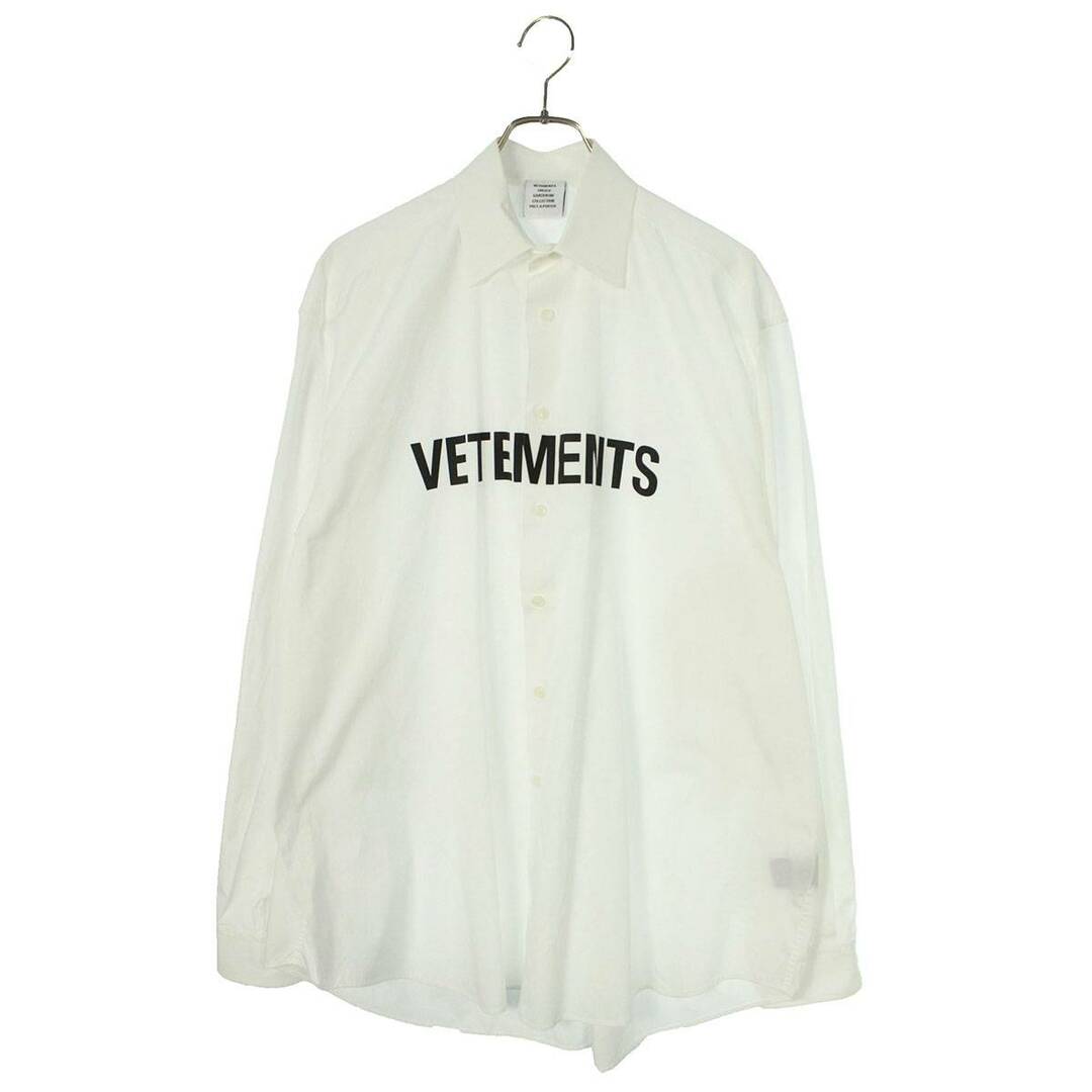 VETEMENTS(ヴェトモン)のヴェトモン  21SS  UE51SH300W フロントロゴオーバーサイズ長袖シャツ メンズ XS メンズのトップス(シャツ)の商品写真