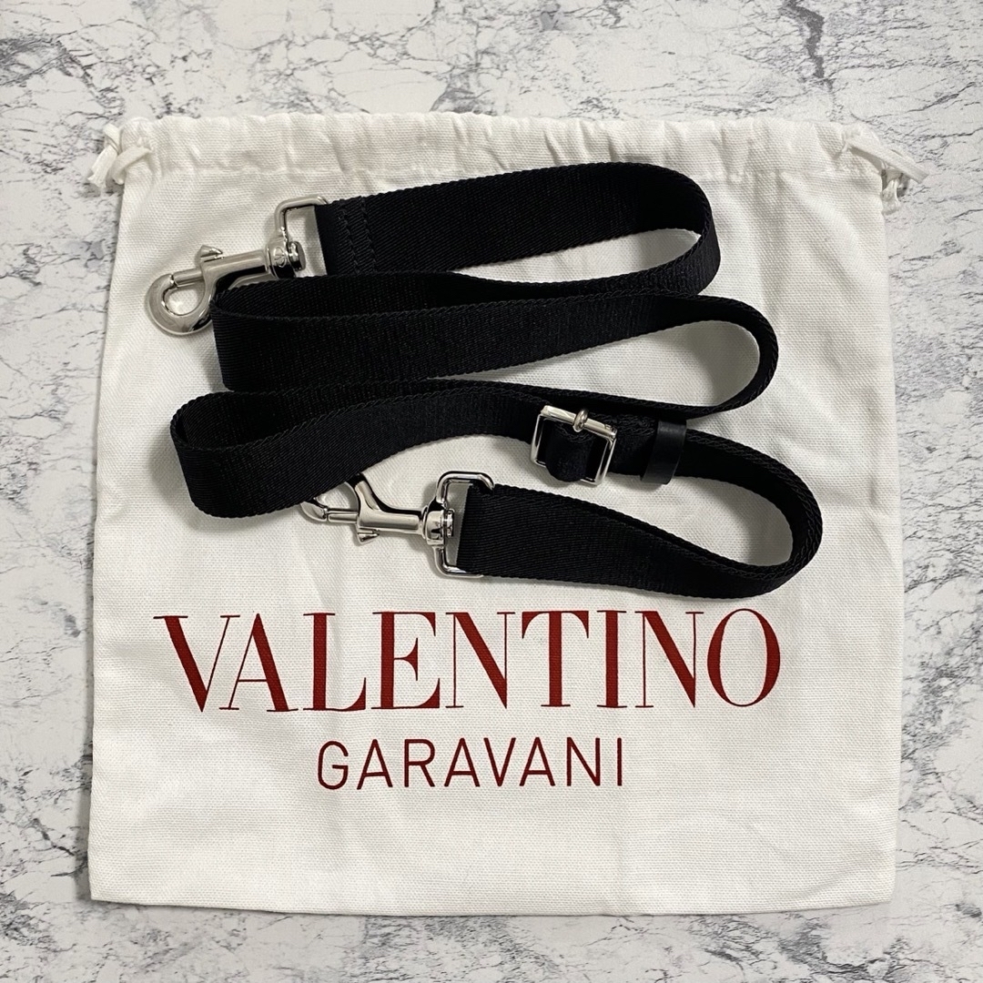 valentino garavani(ヴァレンティノガラヴァーニ)のヴァレンティノ ガラヴァーニ VLTN ロゴ レザー ショルダーバッグ 斜め掛け メンズのバッグ(ショルダーバッグ)の商品写真