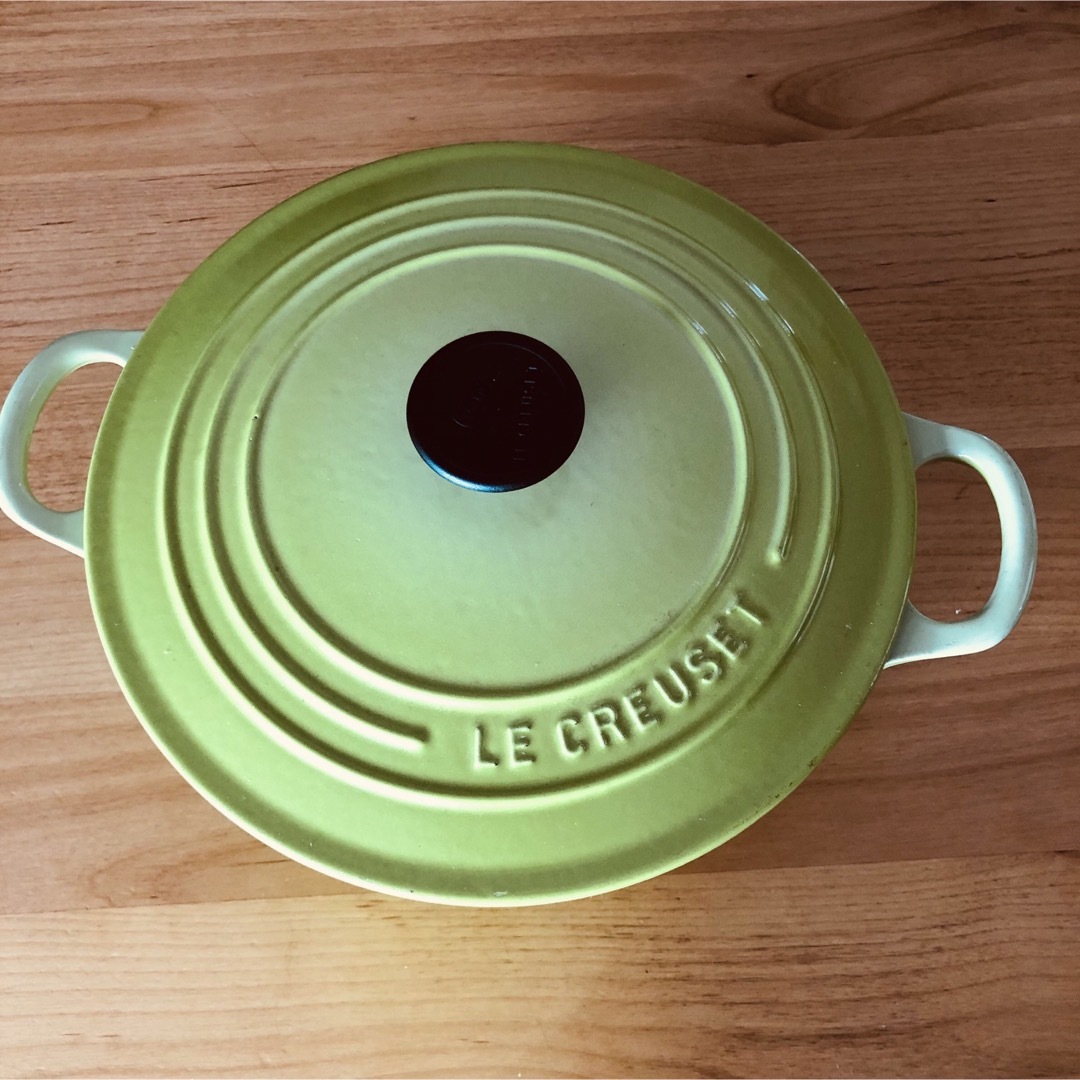 LE CREUSET(ルクルーゼ)のルクルーゼ　ココットロンド　22cm ライムグリーン インテリア/住まい/日用品のキッチン/食器(鍋/フライパン)の商品写真