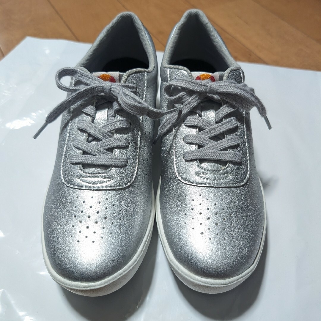 ellesse(エレッセ)のellesse　スニーカー　レディース　シルバー レディースの靴/シューズ(スニーカー)の商品写真