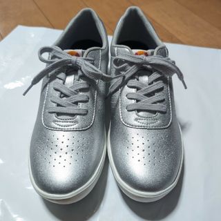 ellesse　スニーカー　レディース　シルバー