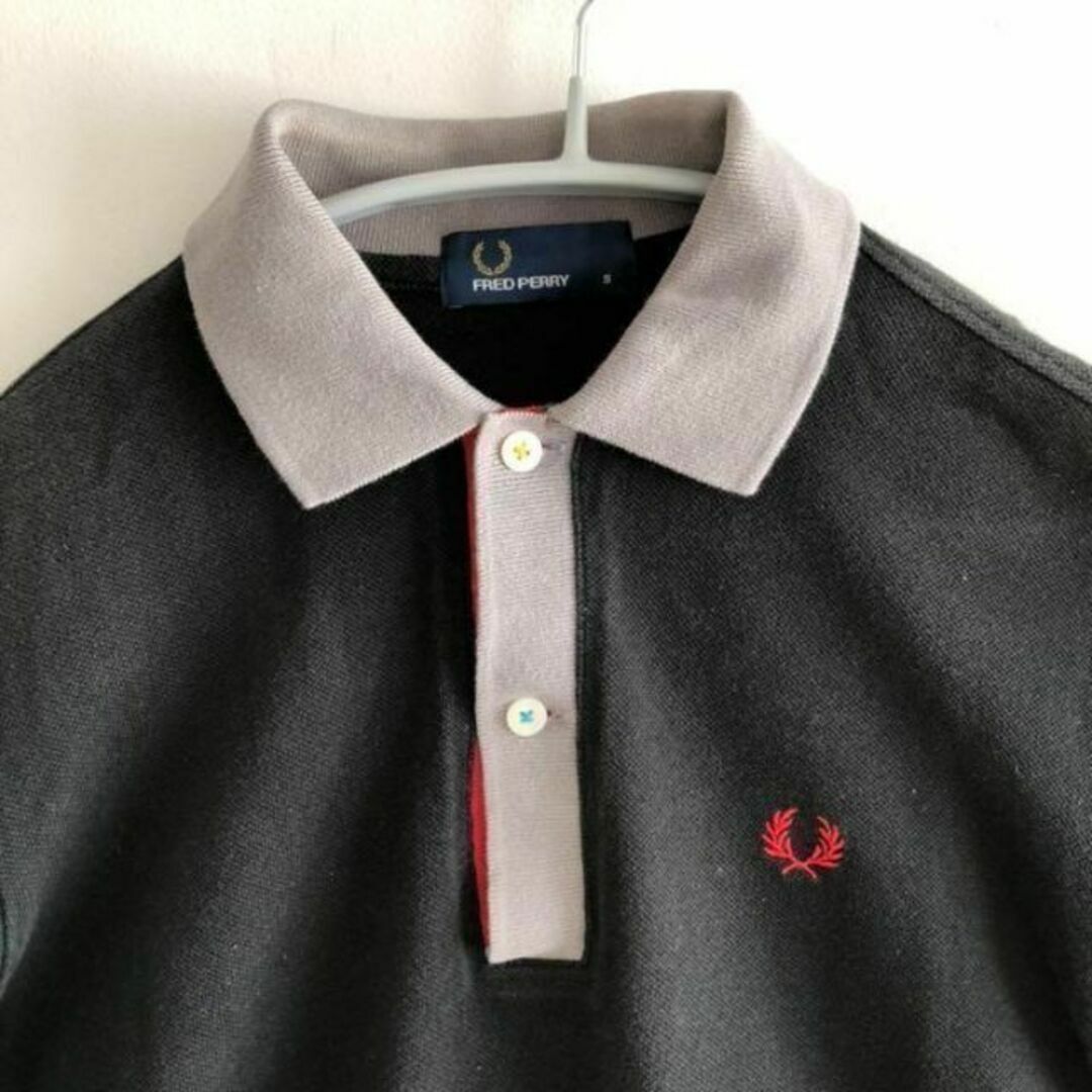 FRED PERRY(フレッドペリー)のFRED PERRYフレッドペリー　ポロシャツ　ブラック黒マルチカラーステッチ レディースのトップス(ポロシャツ)の商品写真