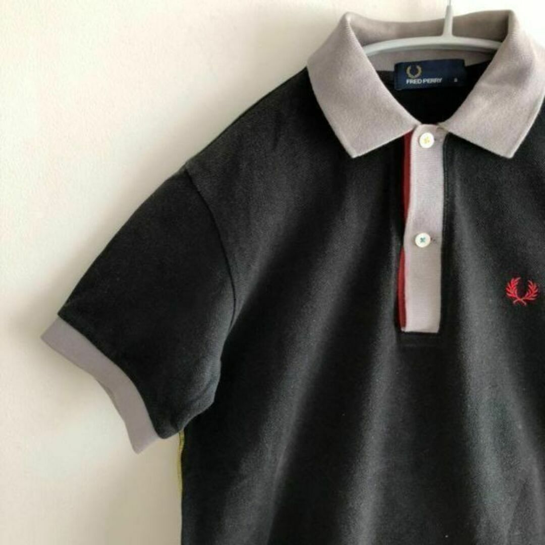 FRED PERRY(フレッドペリー)のFRED PERRYフレッドペリー　ポロシャツ　ブラック黒マルチカラーステッチ レディースのトップス(ポロシャツ)の商品写真