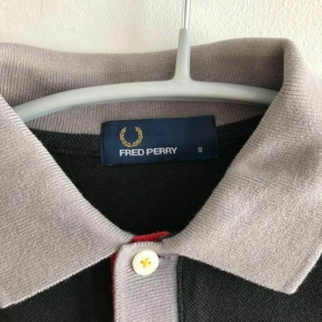 FRED PERRY(フレッドペリー)のFRED PERRYフレッドペリー　ポロシャツ　ブラック黒マルチカラーステッチ レディースのトップス(ポロシャツ)の商品写真