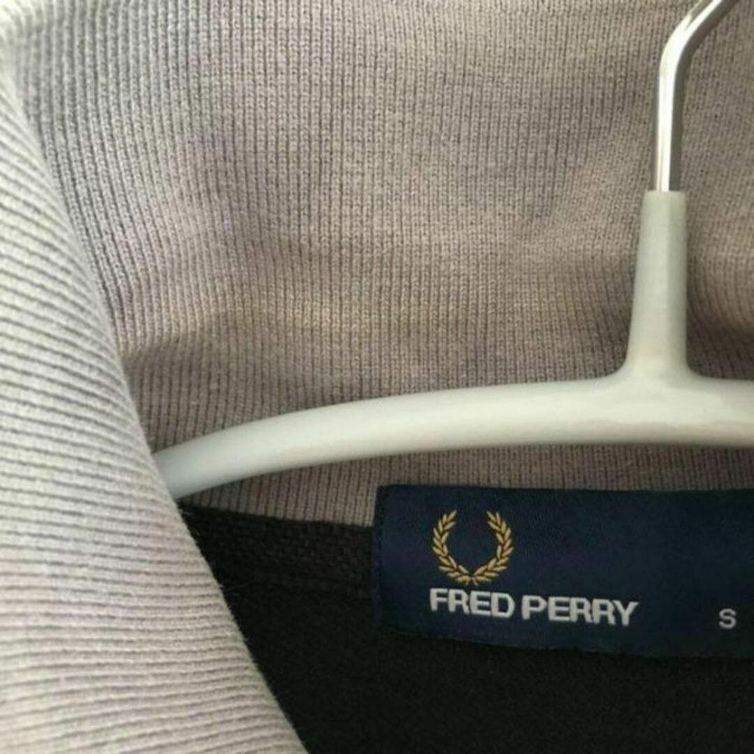 FRED PERRY(フレッドペリー)のFRED PERRYフレッドペリー　ポロシャツ　ブラック黒マルチカラーステッチ レディースのトップス(ポロシャツ)の商品写真