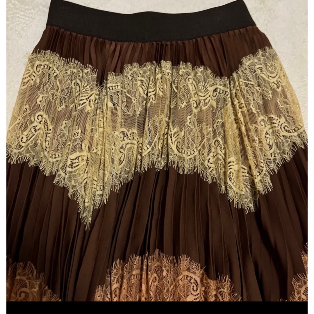 Lily Brown(リリーブラウン)のリリーブラウン  レースプリーツ　ロング スカート レディースのスカート(ロングスカート)の商品写真