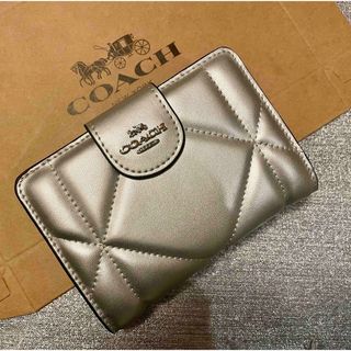 コーチ(COACH)のCOACH 折り財布　スモール　ミニ　シルバー　レザー　キルティング　未使用品(財布)