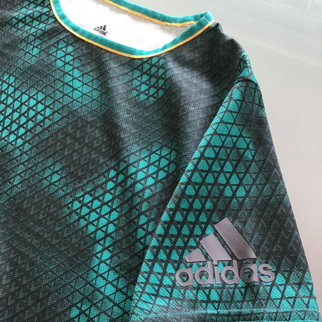 adidas(アディダス)のadidas アディダス キッズ 総柄 Tシャツ 150cm キッズ/ベビー/マタニティのキッズ服男の子用(90cm~)(Tシャツ/カットソー)の商品写真