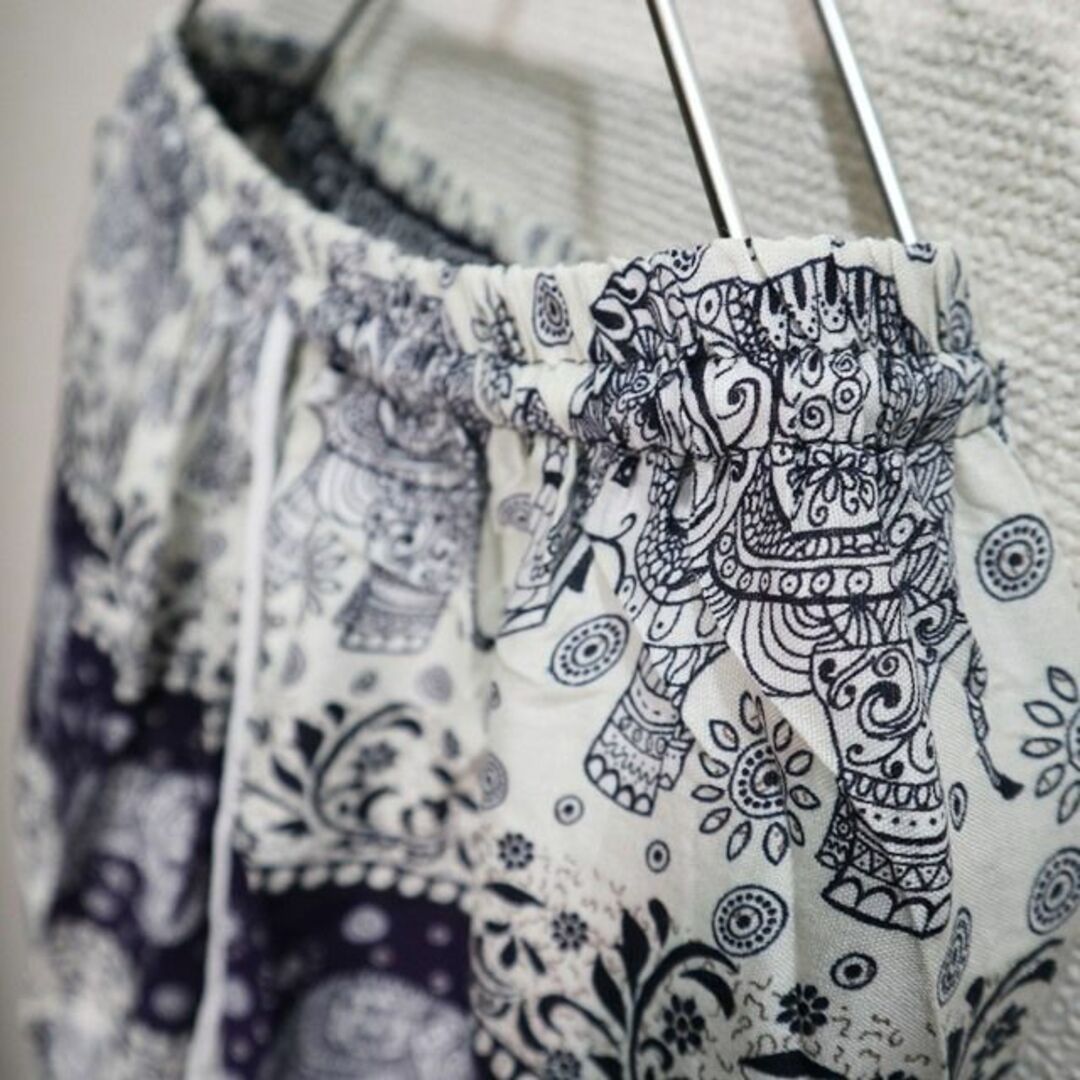 【新品】タイパンツ　装飾品を身に着けた大中の象　ボーダー風　紺　 メンズのパンツ(サルエルパンツ)の商品写真
