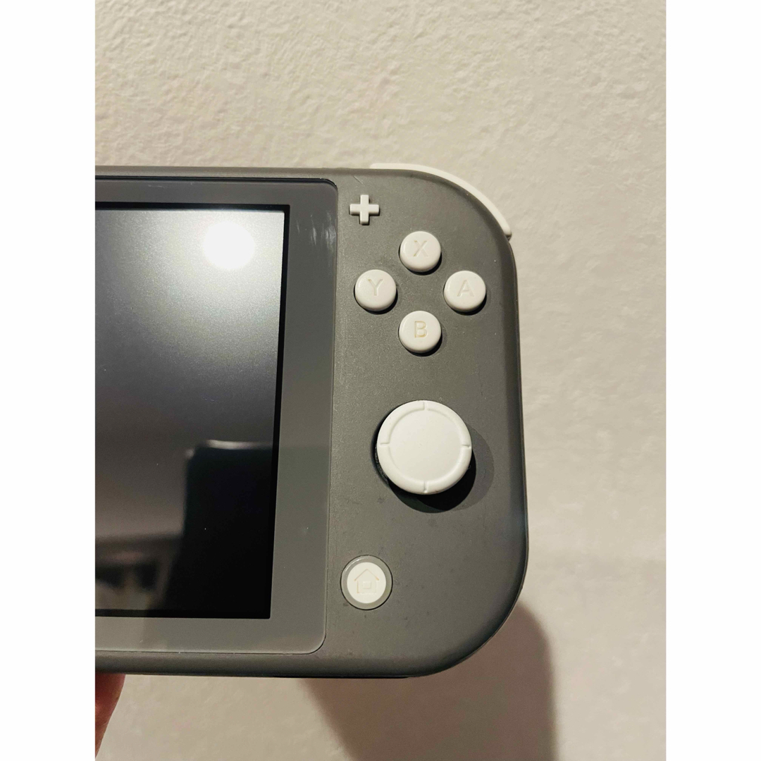 Nintendo Switch(ニンテンドースイッチ)のSwitch lite グレー エンタメ/ホビーのゲームソフト/ゲーム機本体(携帯用ゲーム機本体)の商品写真