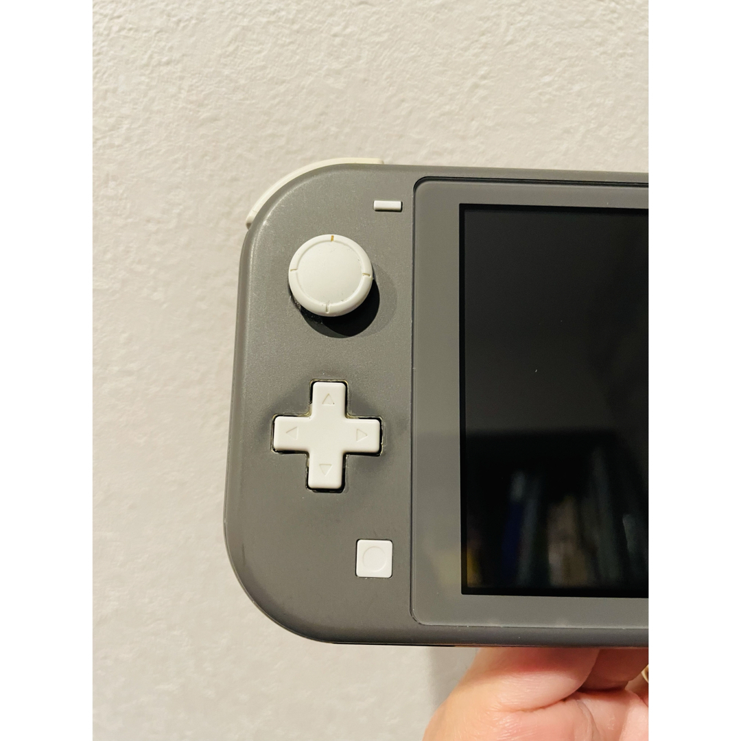 Nintendo Switch(ニンテンドースイッチ)のSwitch lite グレー エンタメ/ホビーのゲームソフト/ゲーム機本体(携帯用ゲーム機本体)の商品写真