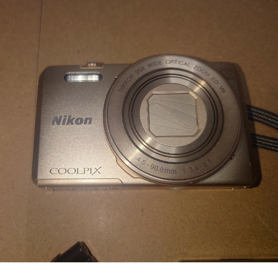 Nikon(ニコン)のNikon COOLPIX  S7000 GOLD スマホ/家電/カメラのカメラ(コンパクトデジタルカメラ)の商品写真