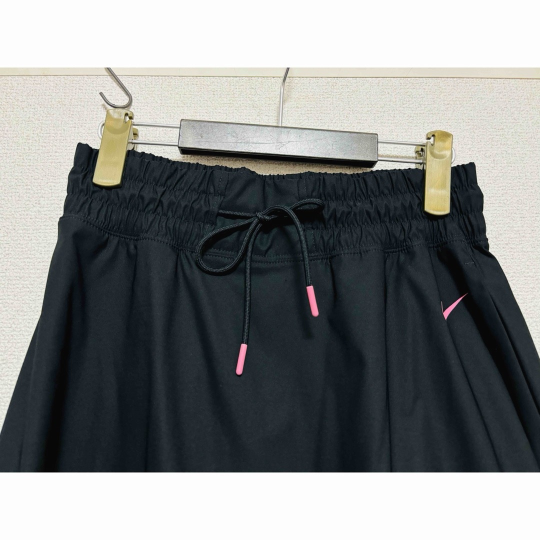 NIKE(ナイキ)の美品　NIKE フレアスカート　ウエストゴム×ヒモ　ピンク×ブラック　ポケット有 レディースのスカート(ひざ丈スカート)の商品写真