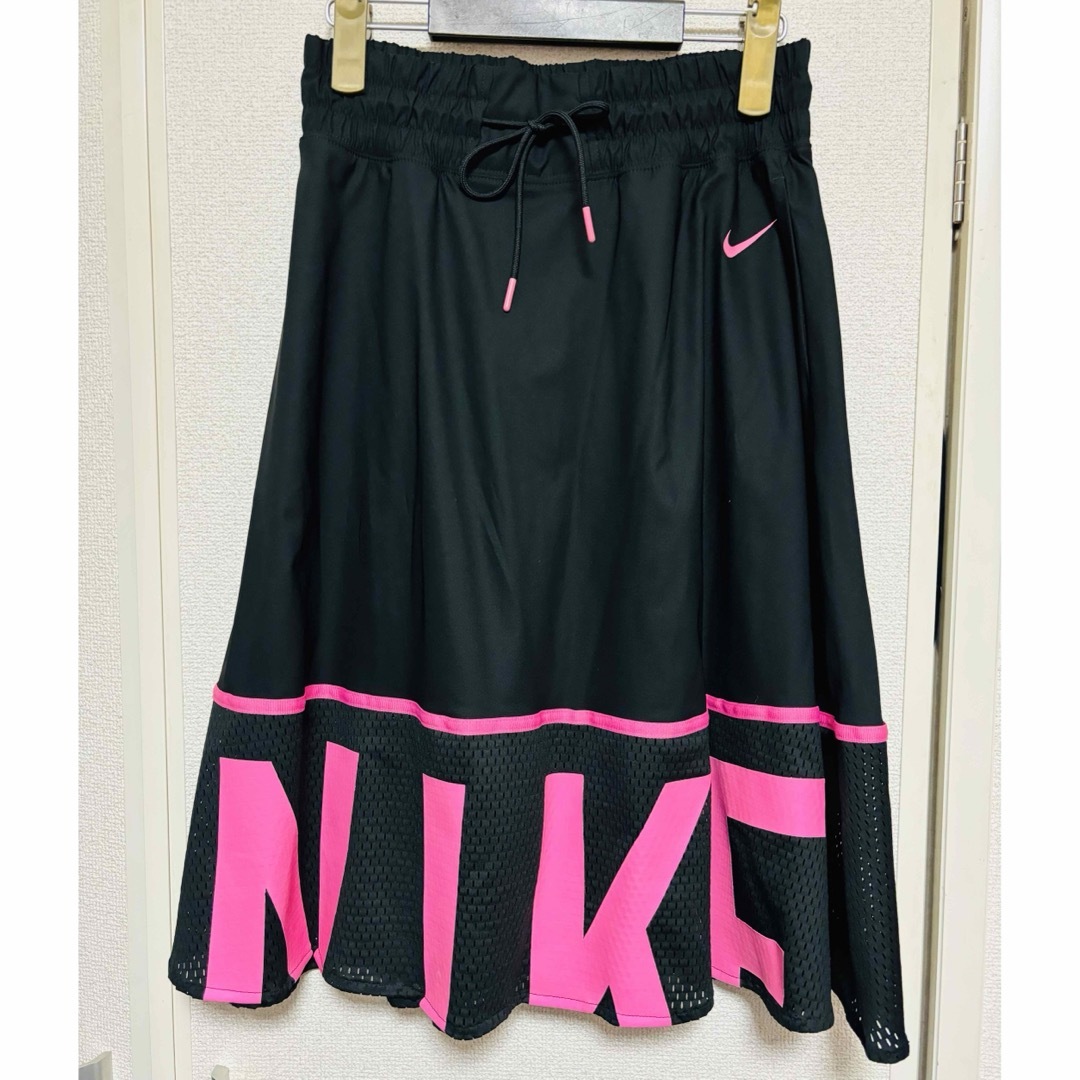 NIKE(ナイキ)の美品　NIKE フレアスカート　ウエストゴム×ヒモ　ピンク×ブラック　ポケット有 レディースのスカート(ひざ丈スカート)の商品写真