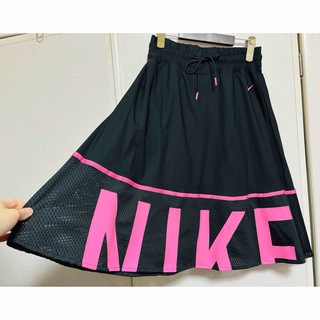 ナイキ(NIKE)の美品　NIKE フレアスカート　ウエストゴム×ヒモ　ピンク×ブラック　ポケット有(ひざ丈スカート)