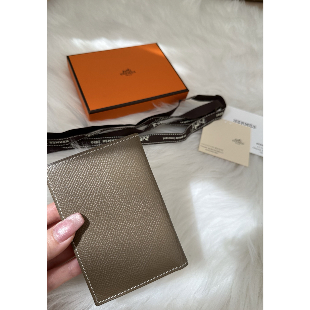 Hermes(エルメス)のHERMES エルメス　ヴォーエプソン　カードケース　名刺入れ　エトゥープ レディースのファッション小物(名刺入れ/定期入れ)の商品写真