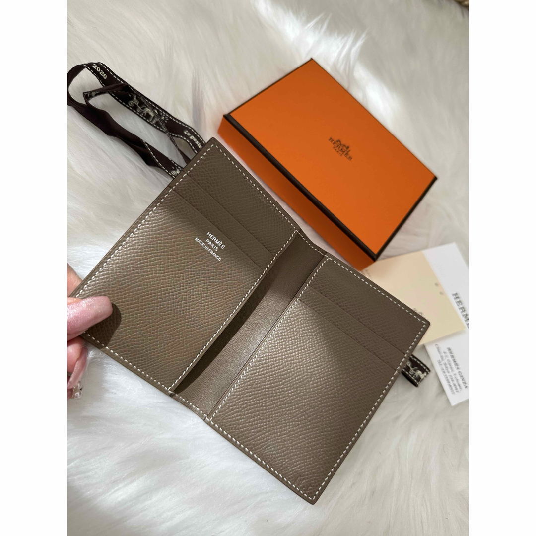 Hermes(エルメス)のHERMES エルメス　ヴォーエプソン　カードケース　名刺入れ　エトゥープ レディースのファッション小物(名刺入れ/定期入れ)の商品写真