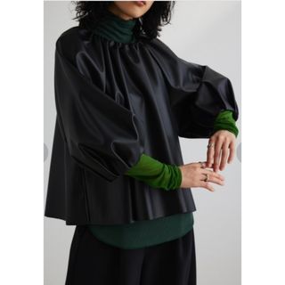 クラネ(CLANE)の【美品】STYLEMIXER フェイクレザーギャザートップ(シャツ/ブラウス(長袖/七分))