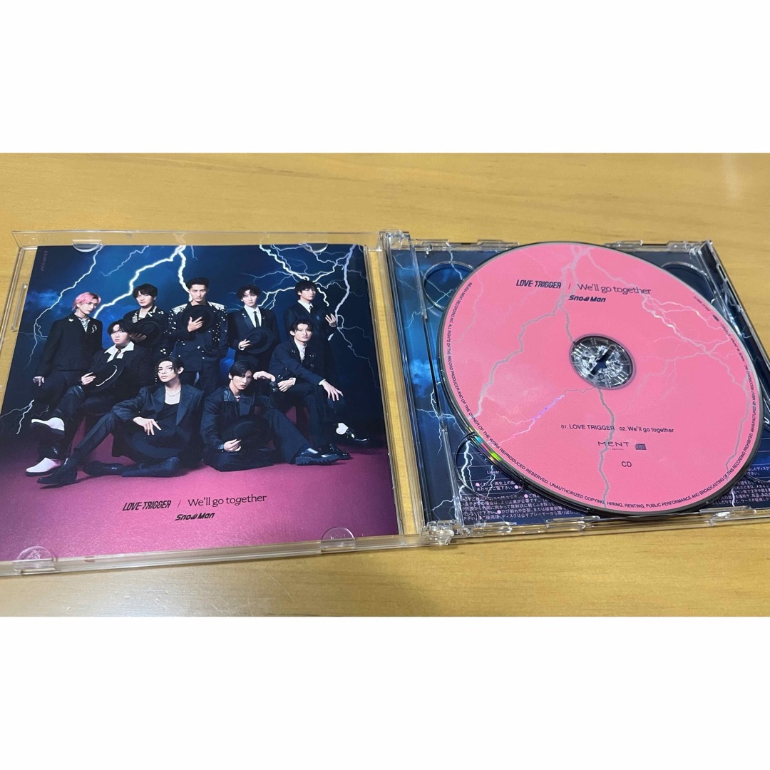 LOVE　TRIGGER／We’ll　go　together（初回盤A） エンタメ/ホビーのCD(ポップス/ロック(邦楽))の商品写真