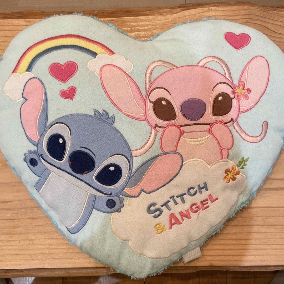 STITCH(スティッチ)のスティッチ　クッション エンタメ/ホビーのおもちゃ/ぬいぐるみ(ぬいぐるみ)の商品写真