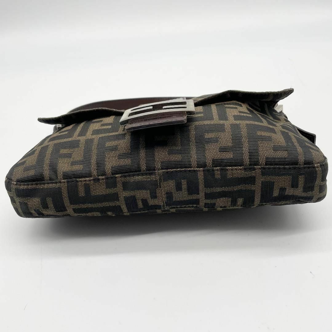 FENDI(フェンディ)の美品✨フェンディ　マンマバケット　ズッカ ワンショルダー　FFロゴ シルバー金具 レディースのバッグ(ショルダーバッグ)の商品写真